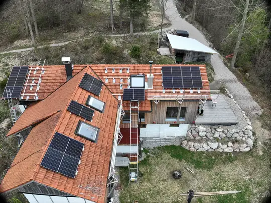 Luftaufnahme einer Photovoltaik-Anlage im Allgaeu